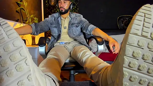 Snapshot of alessandro_wye chatting on 02.15.26 alessandro wye online show from 02.15.26