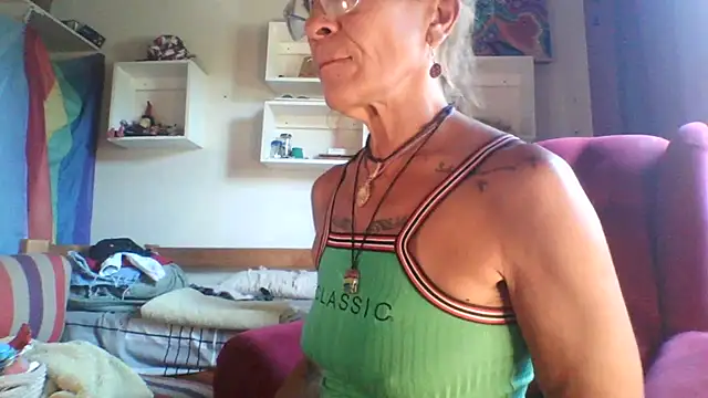 Snapshot of sabinytahot chatting on 12.28.24 sabinytahot online show from 12.28.24