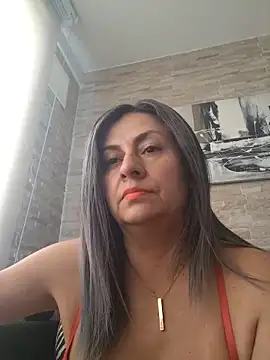 Snapshot of Latiinvenushot chatting on 05.19.26 Latiinvenushot online show from 05.19.26