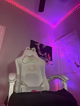 loveluna8 online show from 10.25.25