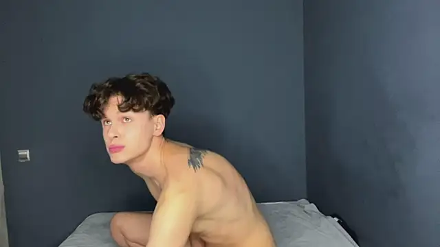 Snapshot of alyx_garden chatting on 12.17.24 alyx garden online show from 12.17.24