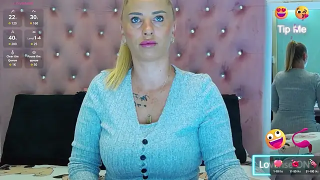 Snapshot of KikiSweet08 chatting on 09.11.25 KikiSweet08 online show from 09.11.25