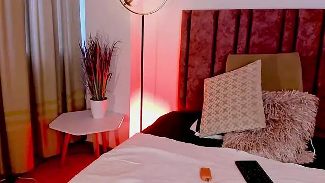 HollyHudsonn online show from 12.16.24