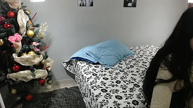 Snapshot of Kimandyuk chatting on 12.21.24 Kimandyuk online show from 12.21.24