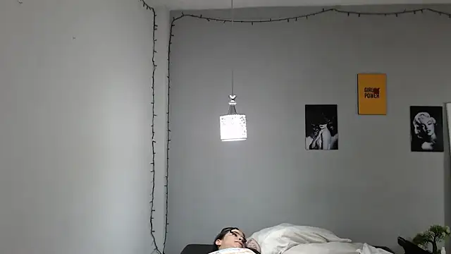 Snapshot of Kimandyuk chatting on 01.13.25 Kimandyuk online show from 01.13.25