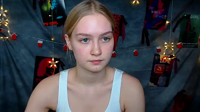 Snapshot of MademoiselleCl chatting on 12.19.25 MademoiselleCl online show from 12.19.25