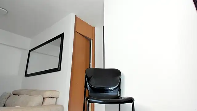 Snapshot of smit_hot_sr chatting on 04.19.26 smit hot sr online show from 04.19.26