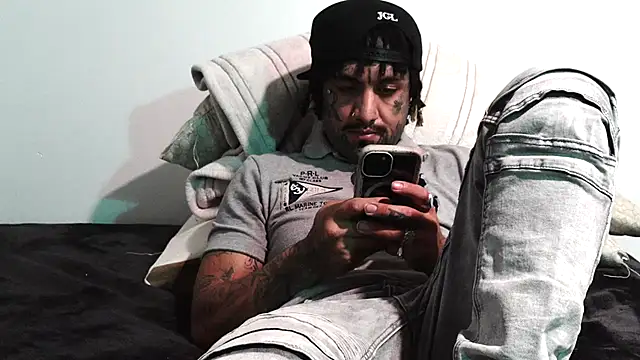 Snapshot of Azazelihornyasf chatting on 10.16.25 Azazelihornyasf online show from 10.16.25