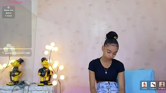 Snapshot of littleebonymommy chatting on 06.25.26 littleebonymommy online show from 06.25.26
