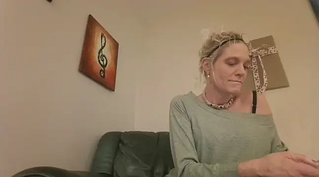 Snapshot of AddieAssets chatting on 12.26.24 AddieAssets online show from 12.26.24