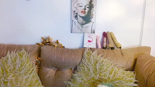 Snapshot of hinataleecs chatting on 02.01.25 hinataleecs online show from 02.01.25