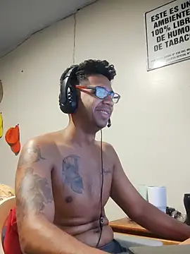 Snapshot of FitGeorge chatting on 11.22.25 FitGeorge online show from 11.22.25