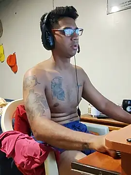 Snapshot of FitGeorge chatting on 11.24.25 FitGeorge online show from 11.24.25