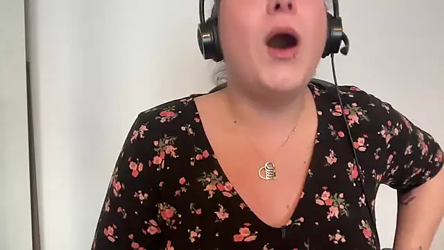 NaughtyWifeUK online show from 03.13.25