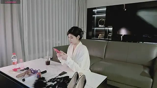 Snapshot of Vaidurya-Yolo chatting on 06.14.26 Vaidurya-Yolo online show from 06.14.26