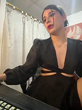 Snapshot of misstresbigcockts chatting on 10.11.25 misstresbigcockts online show from 10.11.25