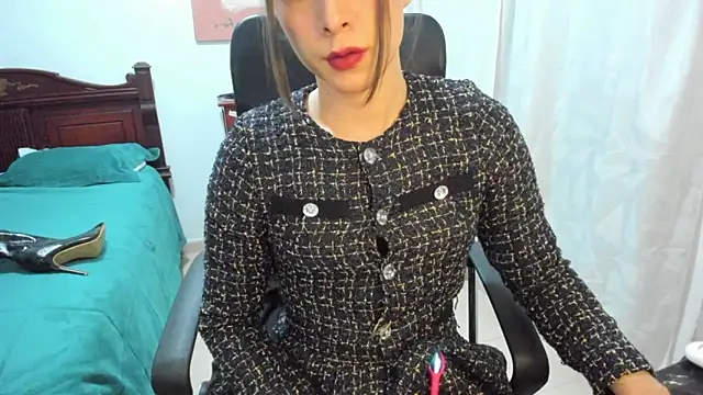 Snapshot of misstresbigcockts chatting on 11.07.25 misstresbigcockts online show from 11.07.25