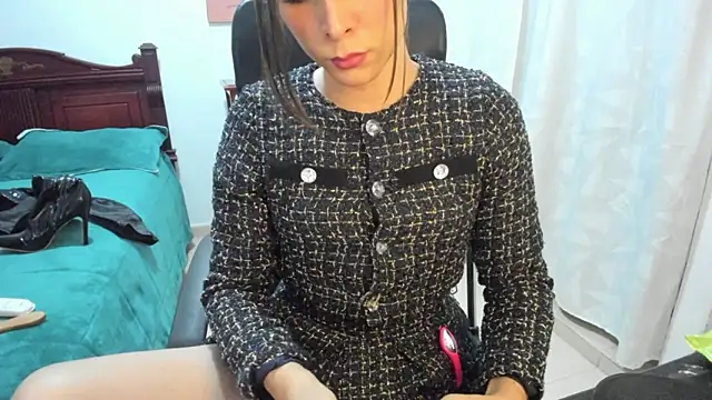 Snapshot of misstresbigcockts chatting on 11.08.25 misstresbigcockts online show from 11.08.25