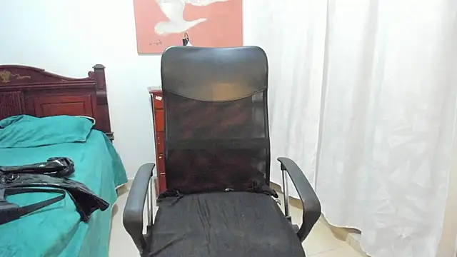 Snapshot of misstresbigcockts chatting on 11.15.25 misstresbigcockts online show from 11.15.25