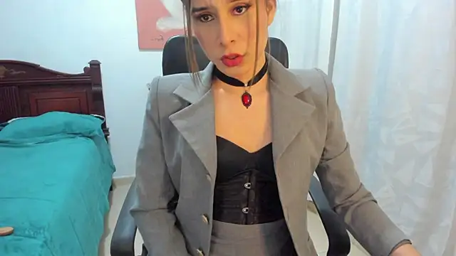 Snapshot of misstresbigcockts chatting on 11.19.25 misstresbigcockts online show from 11.19.25