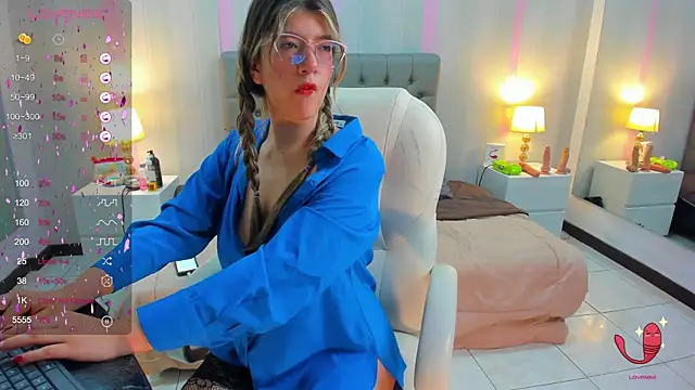 Snapshot of SEXMILLA_ chatting on 02.17.25 SEXMILLA  online show from 02.17.25