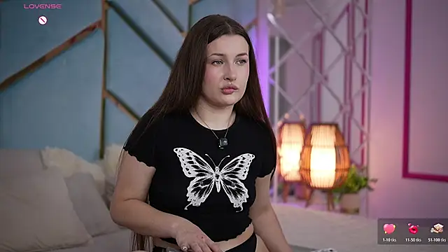 Snapshot of OneLaya chatting on 06.19.26 OneLaya online show from 06.19.26