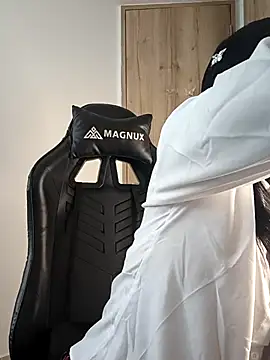 Kiitygirl online show from 10.31.25