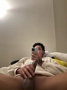 Snapshot of estrellaalvear chatting on 11.10.25 estrellaalvear online show from 11.10.25