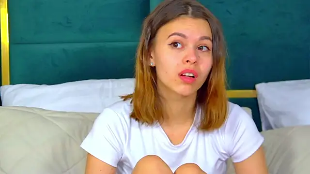 Snapshot of PollyLanders chatting on 02.05.25 PollyLanders online show from 02.05.25