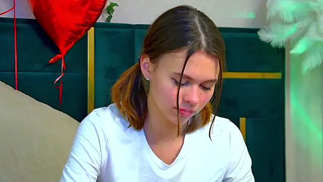 Snapshot of PollyLanders chatting on 02.11.25 PollyLanders online show from 02.11.25