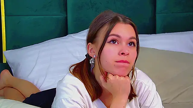 Snapshot of PollyLanders chatting on 03.11.25 PollyLanders online show from 03.11.25