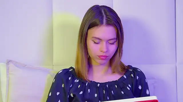 Snapshot of PollyLanders chatting on 03.17.25 PollyLanders online show from 03.17.25