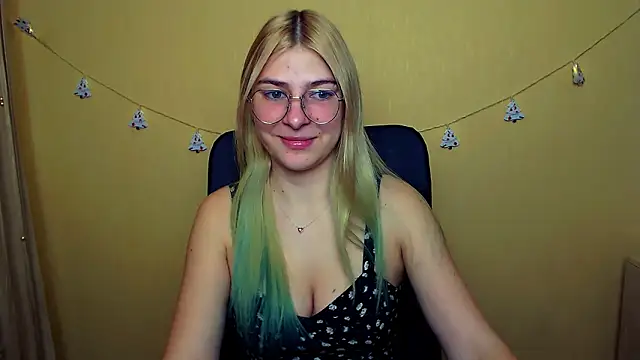 Snapshot of Luna_Lush_ chatting on 12.20.24 Luna Lush online show from 12.20.24