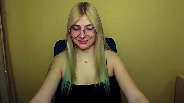 Snapshot of Luna_Lush_ chatting on 02.04.25 Luna Lush online show from 02.04.25