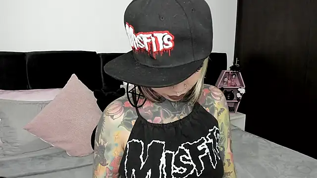 NikkiRamone online show from 01.31.25