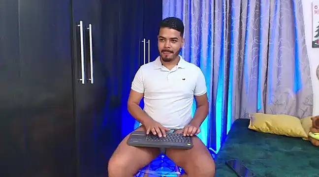 Snapshot of thiagowes chatting on 12.23.24 thiagowes online show from 12.23.24