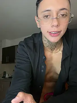 Snapshot of _PhillipBrown chatting on 12.21.24 PhillipBrown online show from 12.21.24