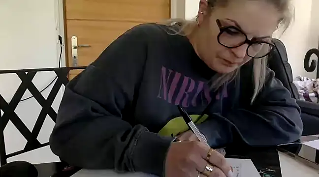 Snapshot of vanillesoumise chatting on 03.18.25 vanillesoumise online show from 03.18.25