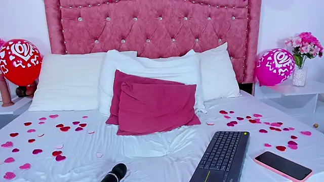 Mia Malkovaa  online show from 02.14.25