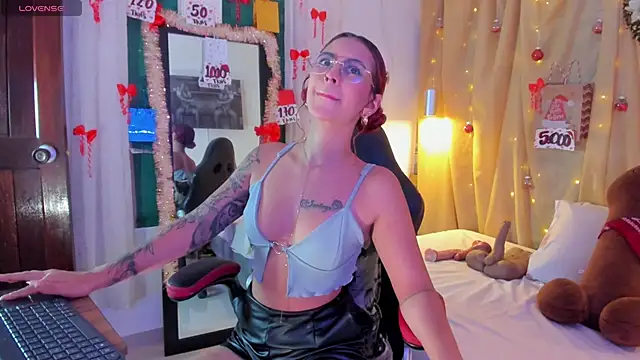 Snapshot of Sophiee_Hill chatting on 12.19.25 Sophiee Hill online show from 12.19.25