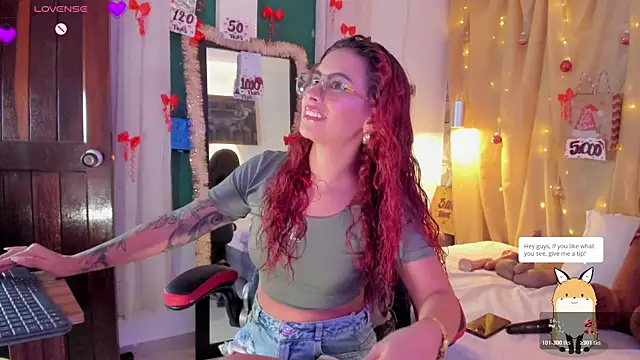 Snapshot of Sophiee_Hill chatting on 12.21.25 Sophiee Hill online show from 12.21.25