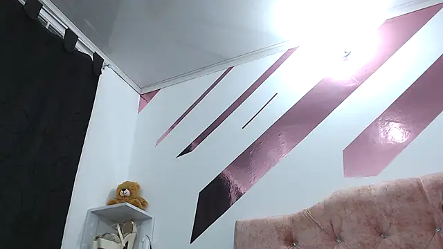 Snapshot of Kitten_Hot_ chatting on 09.10.25 Kitten Hot online show from 09.10.25