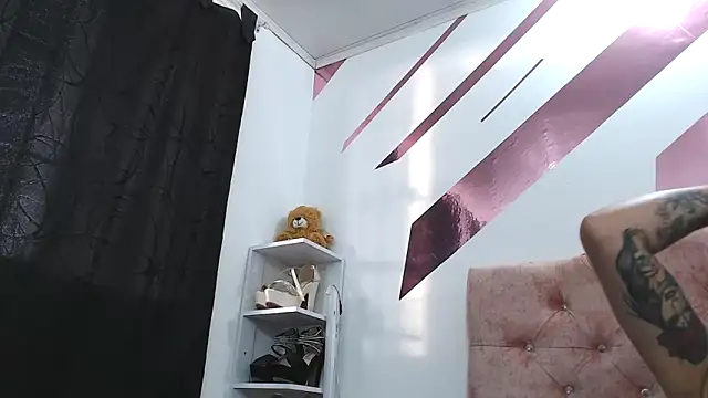 Snapshot of Kitten_Hot_ chatting on 09.12.25 Kitten Hot online show from 09.12.25