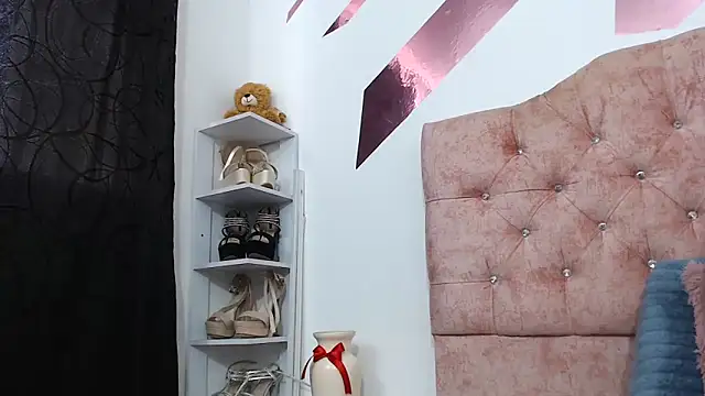 Snapshot of Kitten_Hot_ chatting on 10.11.25 Kitten Hot online show from 10.11.25