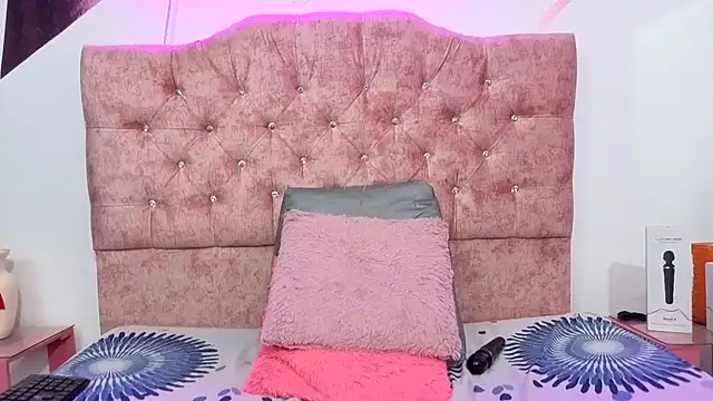 Snapshot of Kitten_Hot_ chatting on 10.28.25 Kitten Hot online show from 10.28.25