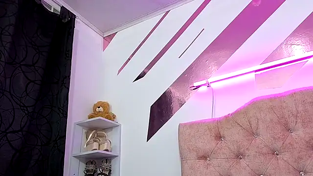 Snapshot of Kitten_Hot_ chatting on 11.07.25 Kitten Hot online show from 11.07.25