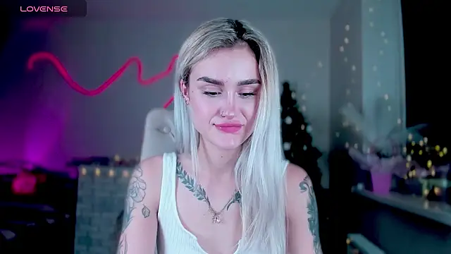 Snapshot of _Ravenaa chatting on 12.20.24 Ravenaa online show from 12.20.24