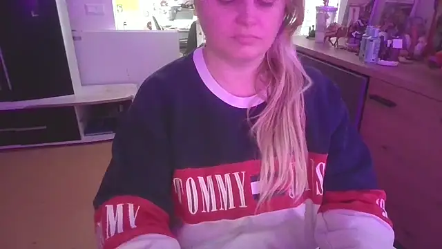 Snapshot of Meliss_Official9 chatting on 12.22.25 Meliss Official9 online show from 12.22.25