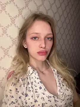 Snapshot of Evvie_Summn1 chatting on 04.17.26 Evvie Summn1 online show from 04.17.26