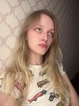 Snapshot of Evvie_Summn1 chatting on 04.19.26 Evvie Summn1 online show from 04.19.26